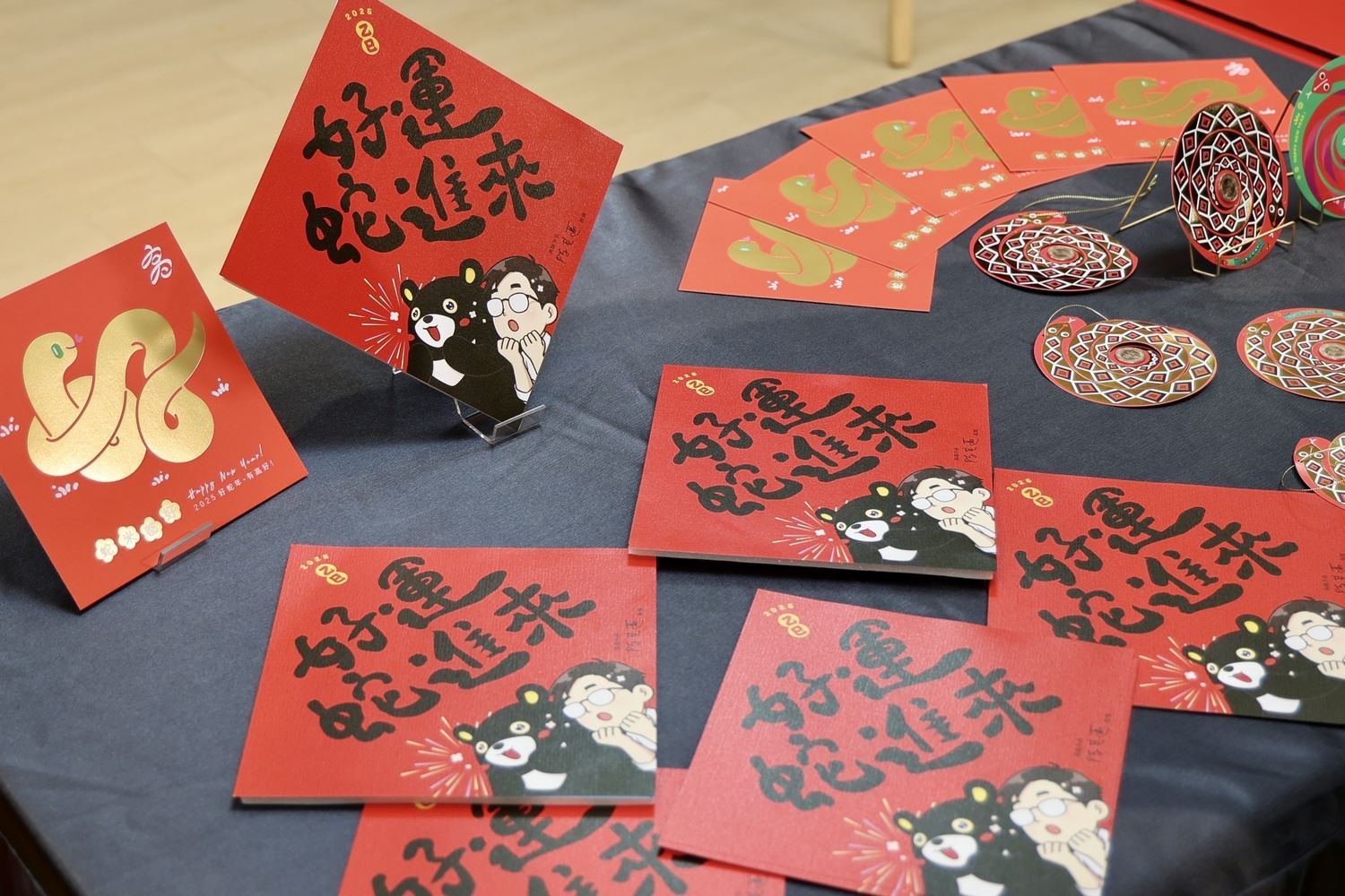 開箱高雄限定版蛇年春聯及開運小紅包 陳其邁祝賀市民：好運蛇進來