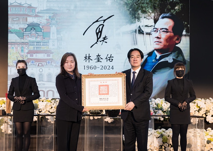 賴總統親頒褒揚令 表彰漫畫家暨作家林奎佑對台灣民主及文化的貢獻