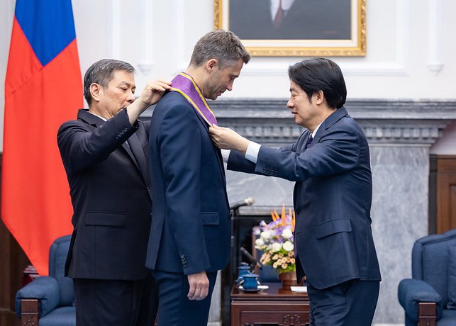 賴總統贈勳歐洲經貿辦事處長高哲夫 期待持續共創多元合作新篇章