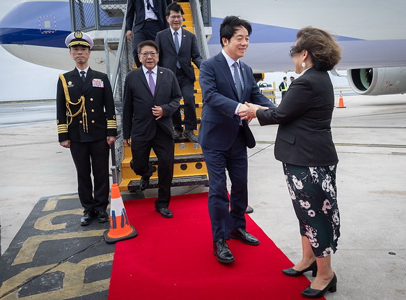 賴總統抵達馬紹爾 海妮總統伉儷、各界友人及台灣鄉親等在機場接機