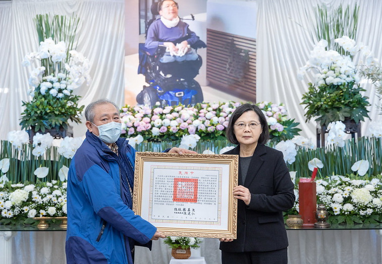 蔡總統親頒褒揚令 表彰陳俊翰博士為台灣社會公平正義的付出貢獻