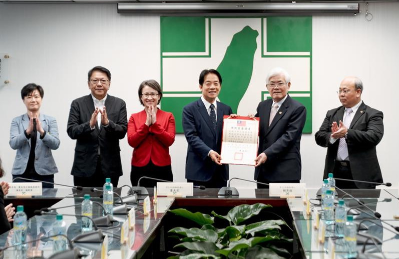 中選會致送正副總統當選證書 賴清德：未來將組清廉政府造福人民
