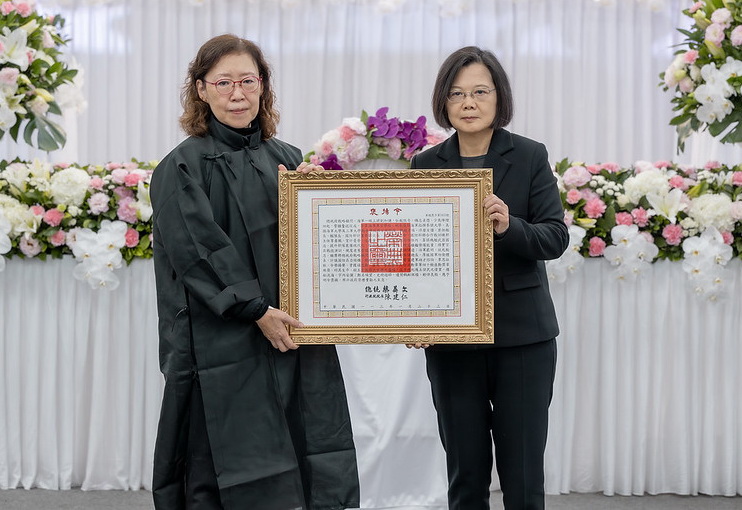 蔡總統親頒褒揚令 表彰戰略顧問劉和謙為國家國防安全貢獻與付出