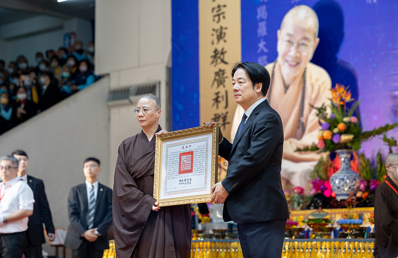 賴總統親頒贈褒揚令 表彰淨耀法師對台灣社會和佛教文化的非凡貢獻