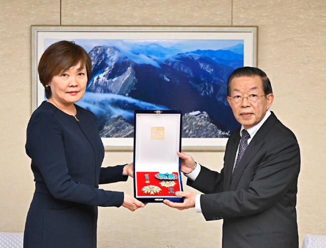 謝長廷代表政府追贈安倍晉三特種大綬卿雲勳章 夫人昭惠代表接受