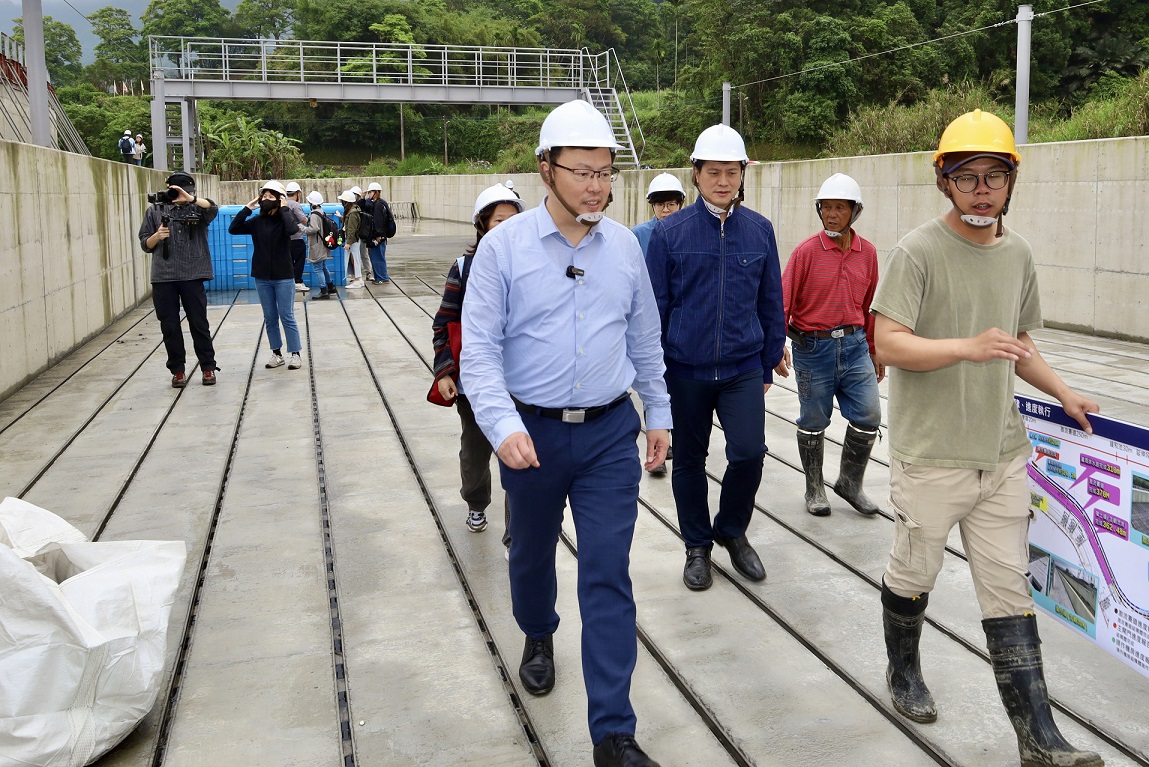 我首座人工輕艇激流標桿賽道即將完工  鄭世忠前往視察工程執行進度