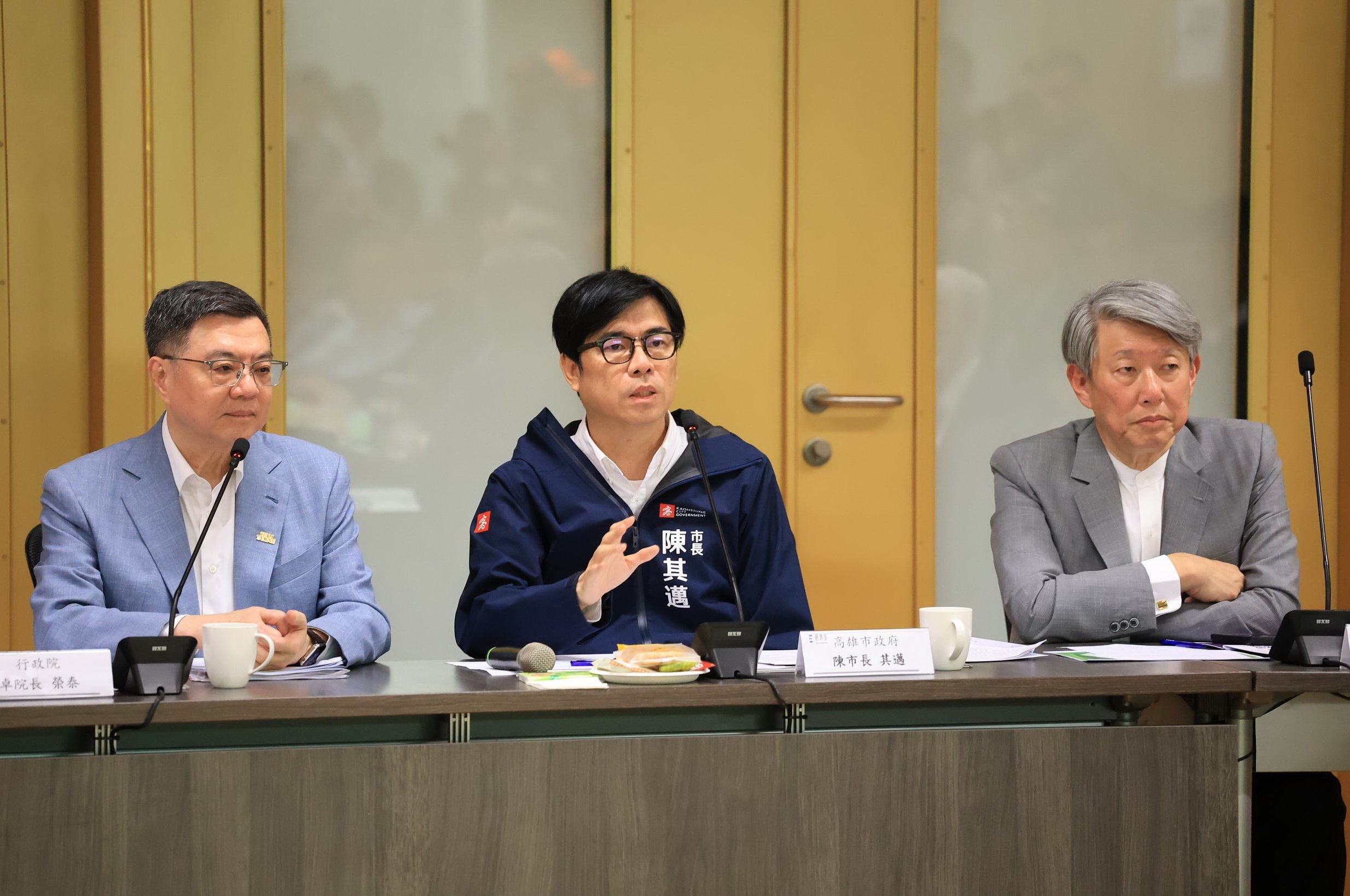 陪同卓揆出席高雄地區產業座談 陳其邁提建言 呼籲將此危機化為良機