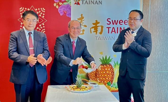 「新加坡食品展」後首批銷往星國的鳳梨裝櫃 黃偉哲：盼一試成主顧