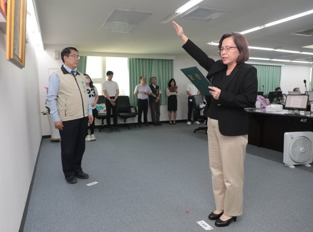 南市府經發局新任局長宣誓就職 黃偉哲盼貢獻所長推動產業向上發展
