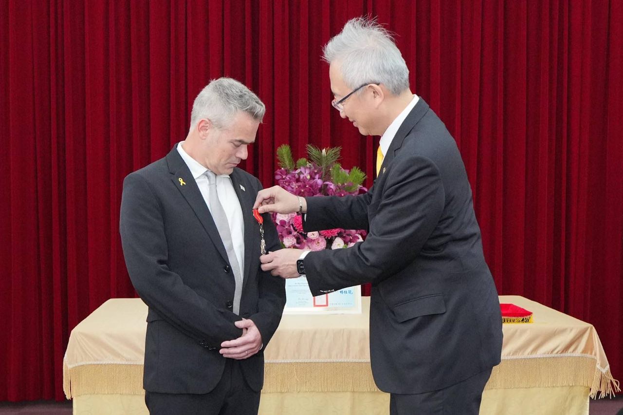 吳志中代頒贈「睦誼外交獎章」予杜伯斯基  表彰其致力促進台以關係