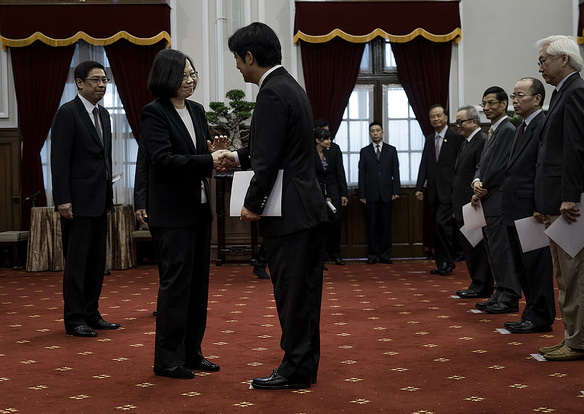蔡英文總統主持新任行政院長等政務人員宣誓典禮 並逐一握手祝賀