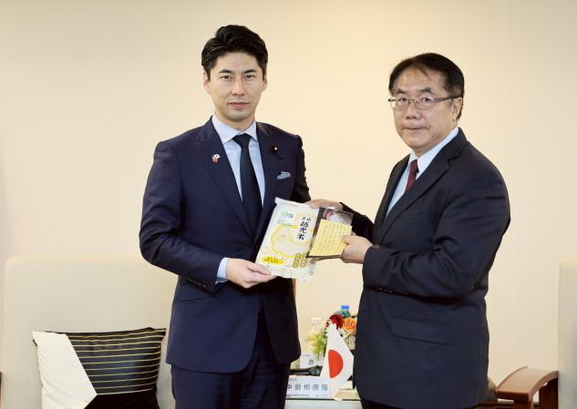 日本自民黨青年局訪團拜會 黃偉哲致贈台南越光米見證跨時空台日情誼