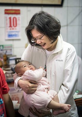 婦女節前夕 蔡英文提出「托育、長照、婦女就業」三合一政策