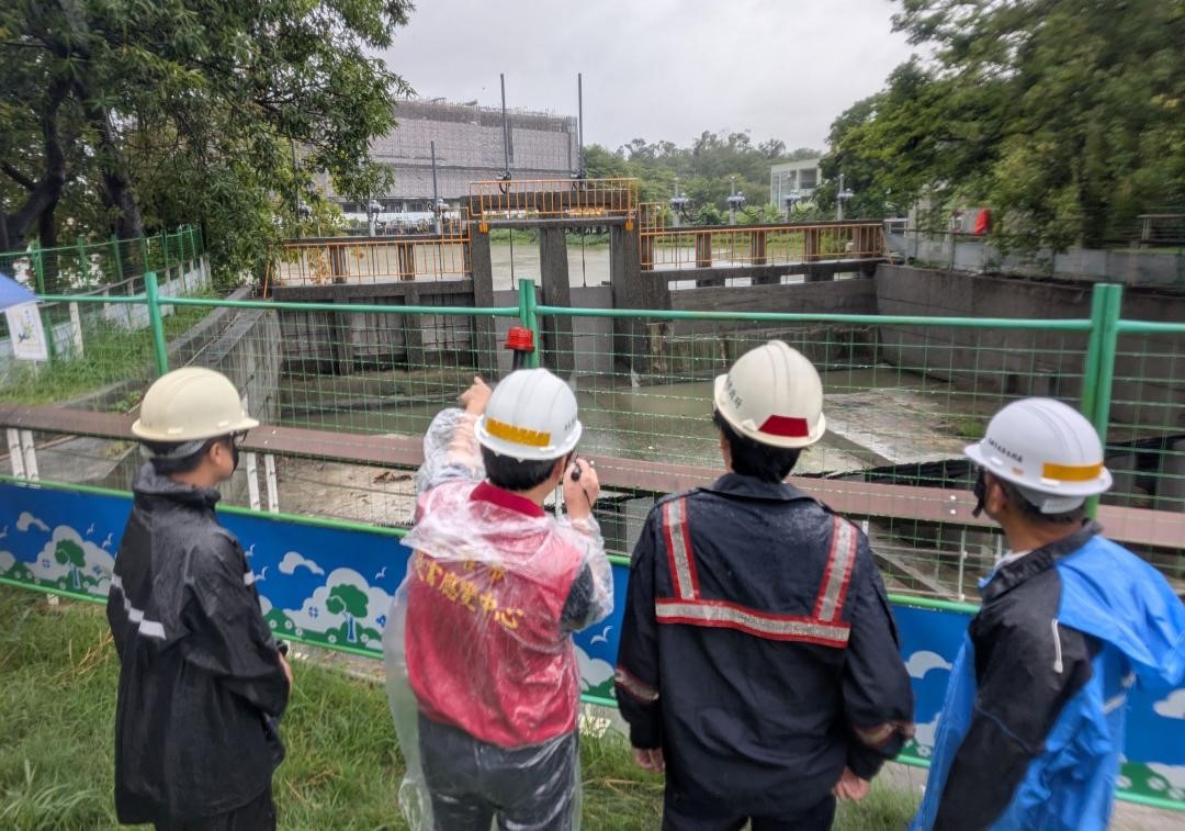 高雄降下豪雨  陳其邁一早前往三民、鹽埕區視察水利設施及側溝疏通