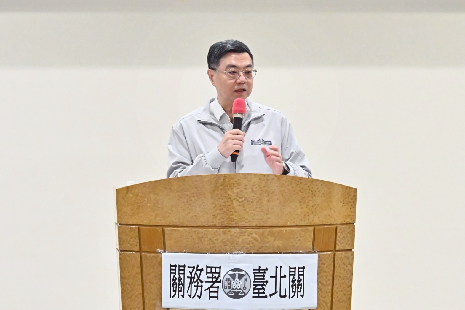 卓揆赴臺北關視察防杜違規轉運成效 盼組出口國家隊 續擦亮MIT招牌