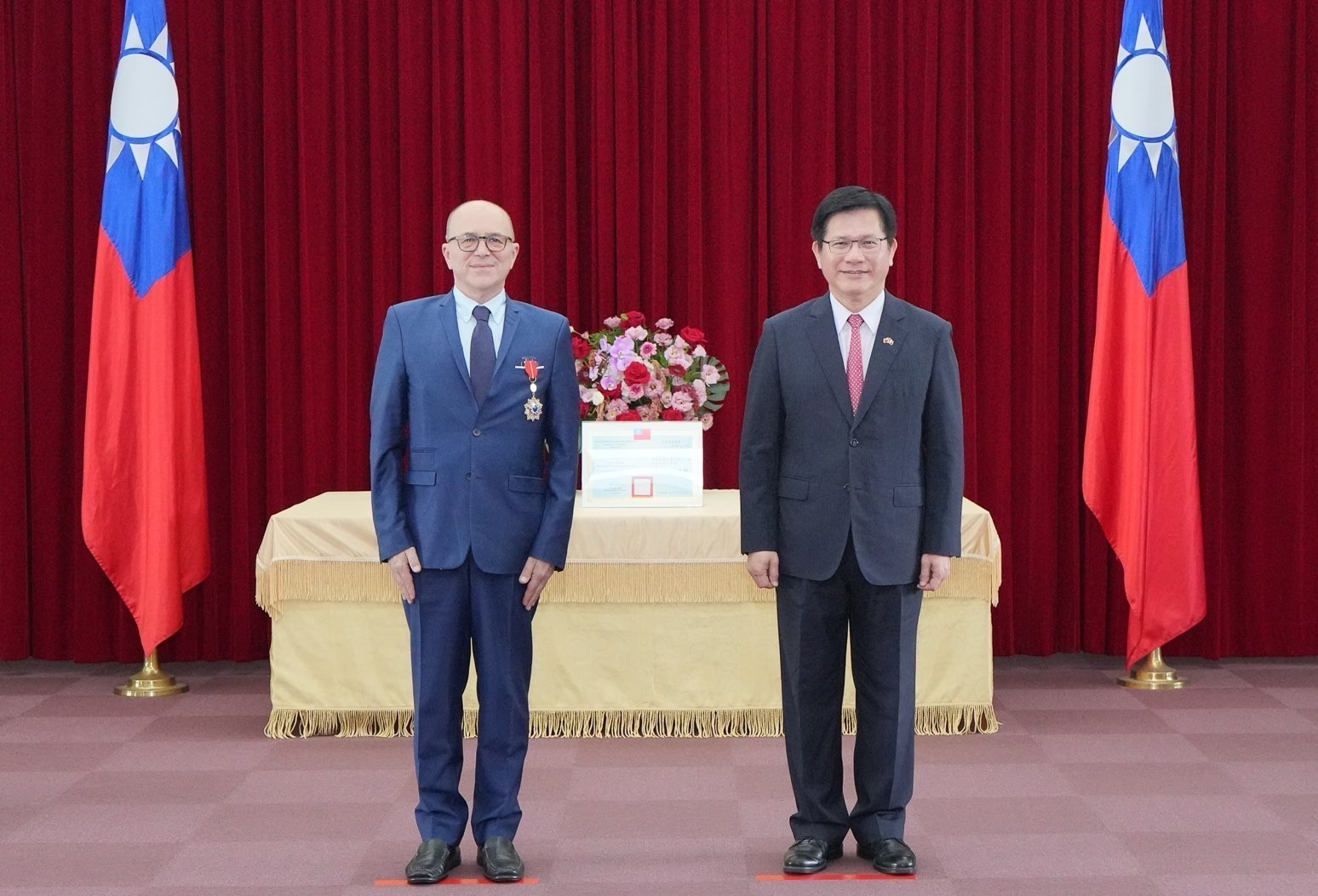 林佳龍頒「睦誼外交獎章」予法國前參議員葛托蘭 表彰他堅定支持台灣