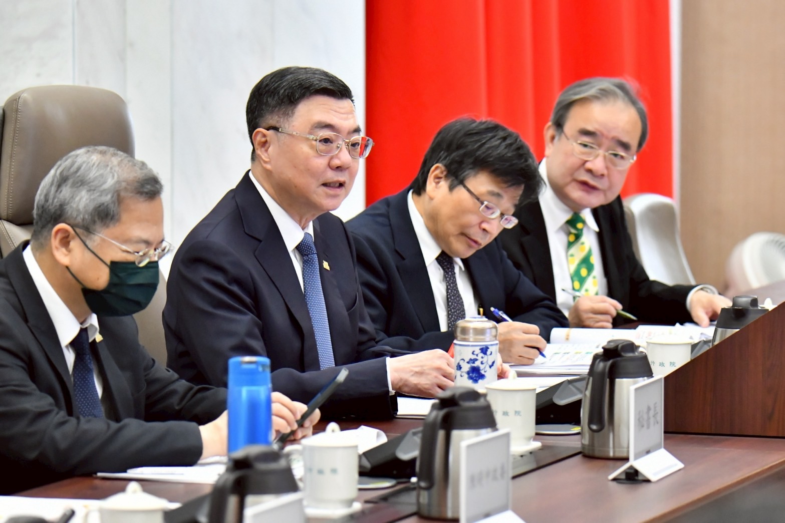 主持食安會報 卓揆：落實乳品標示新規 保障消費者權益及供應鏈安全
