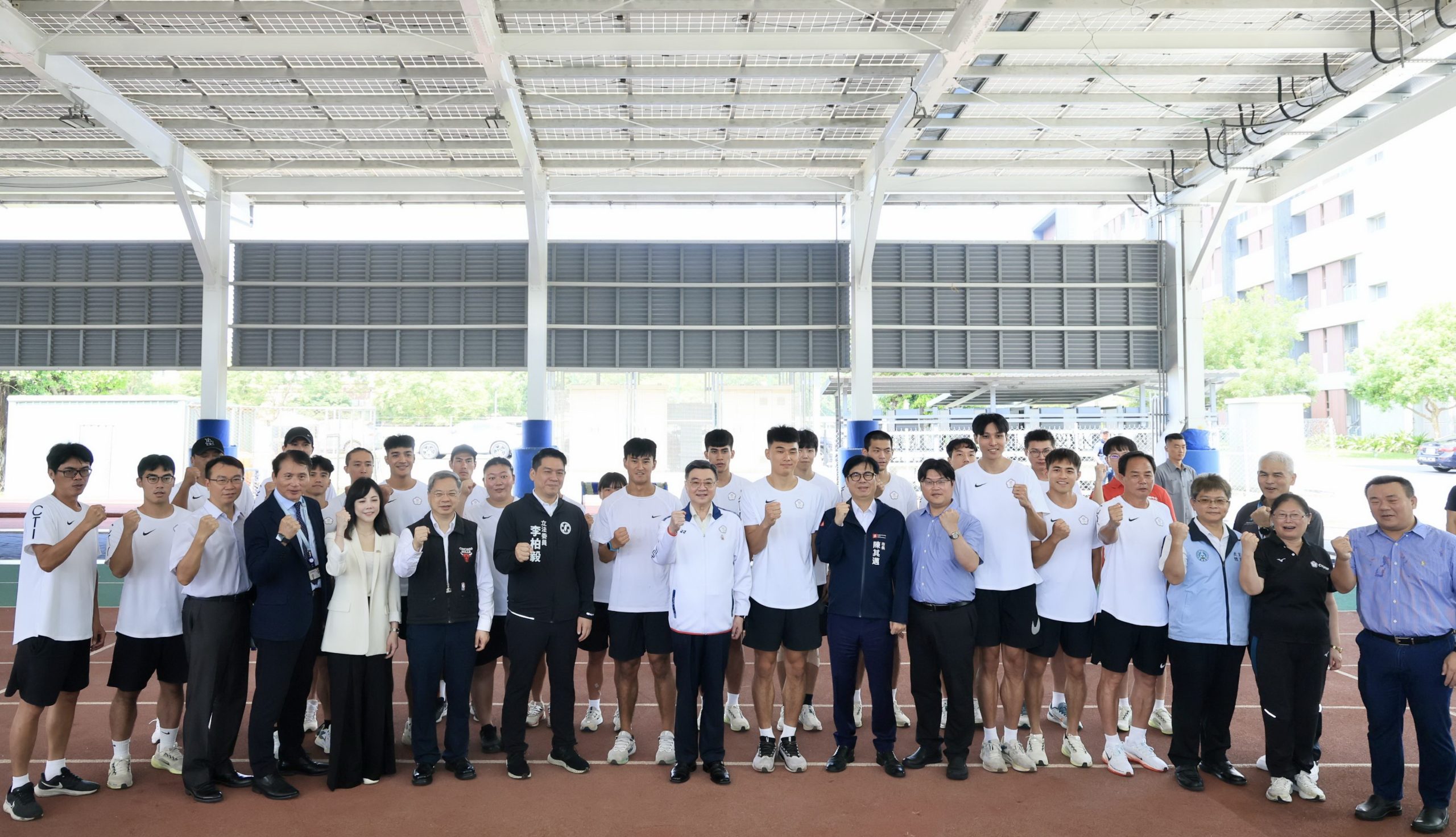 陳其邁陪卓揆訪視國訓中心 勉勵世大運代表隊帶著國人祝福贏回勝利