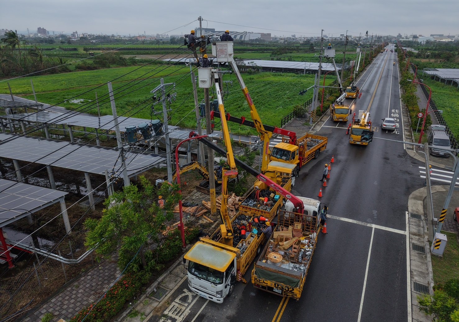 丹娜絲颱風襲台灣 台電今出動2,377同仁不分晝夜全力搶修 已復電近9成