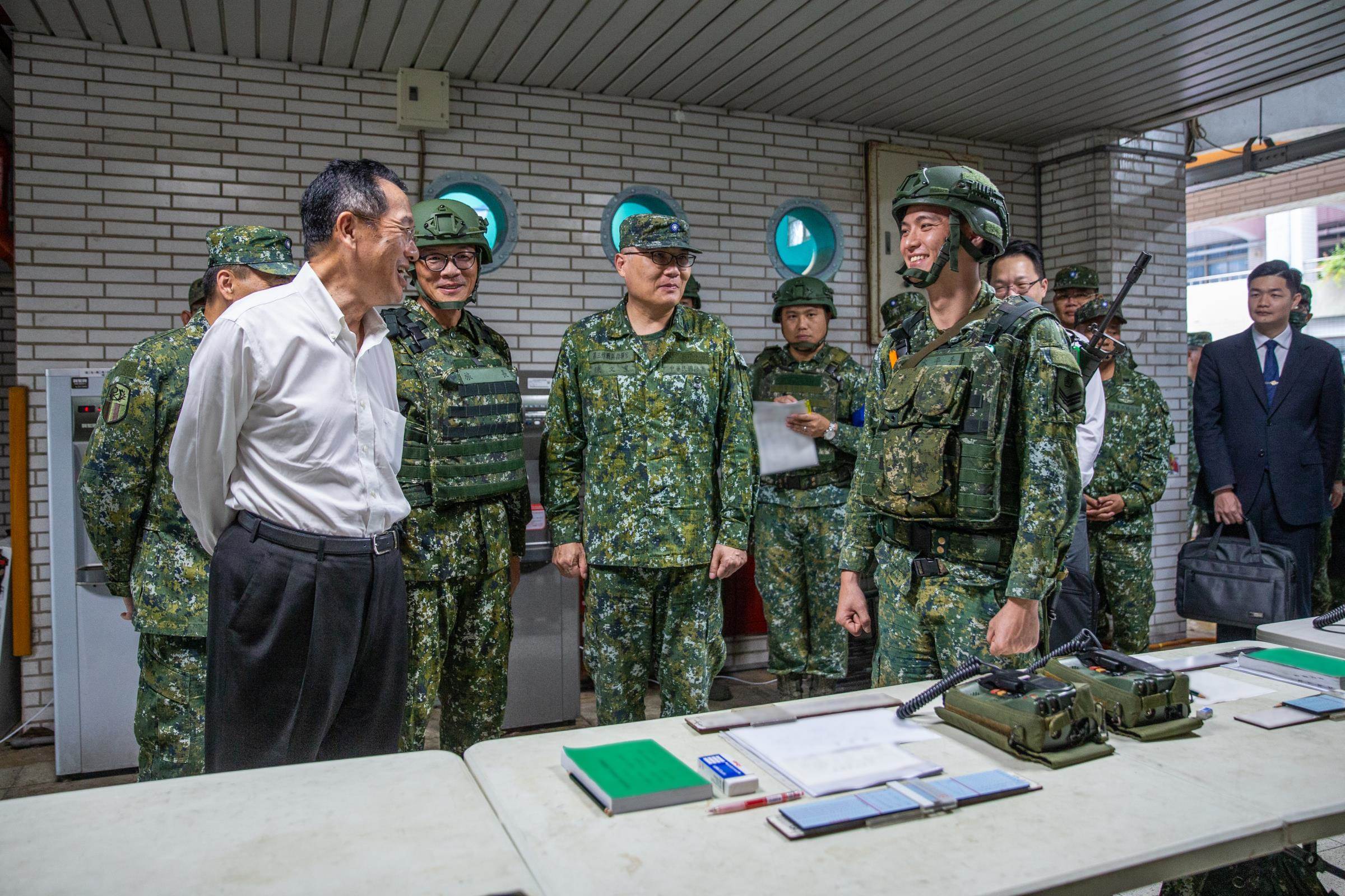 漢光41演習實兵演練 顧立雄視導陸軍206旅召集訓練 肯定捍衛家園精神