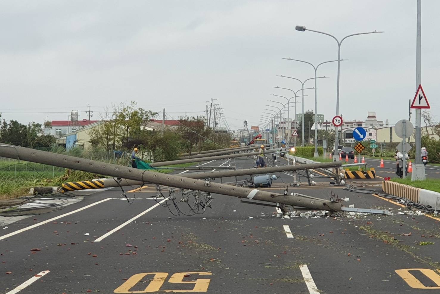 丹娜絲瘋狂襲台 2454支電桿倒成「骨牌陣」 台電傾全國搶修人力拚復電