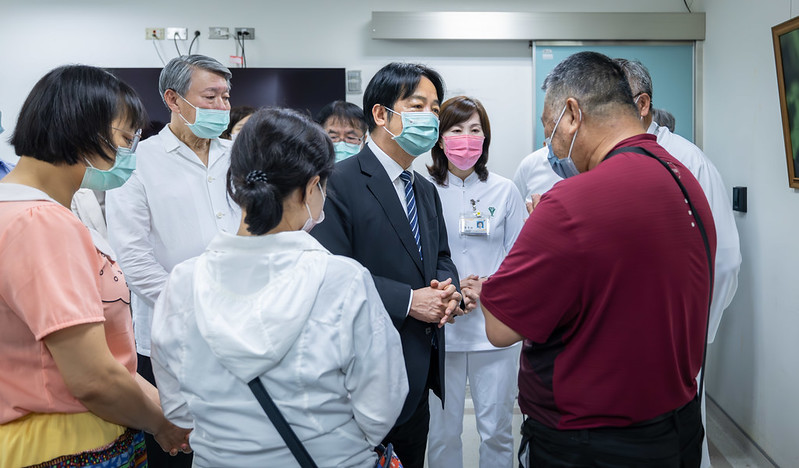 賴總統探視台電搶修風災復電工程受傷員工並向家屬致意 盼醫院全力救治