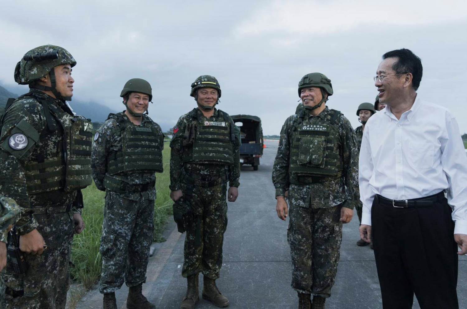 顧立雄視導漢光演習空軍部隊夜間跑滑道搶修演練 慰勉官兵戮力戰訓辛勞