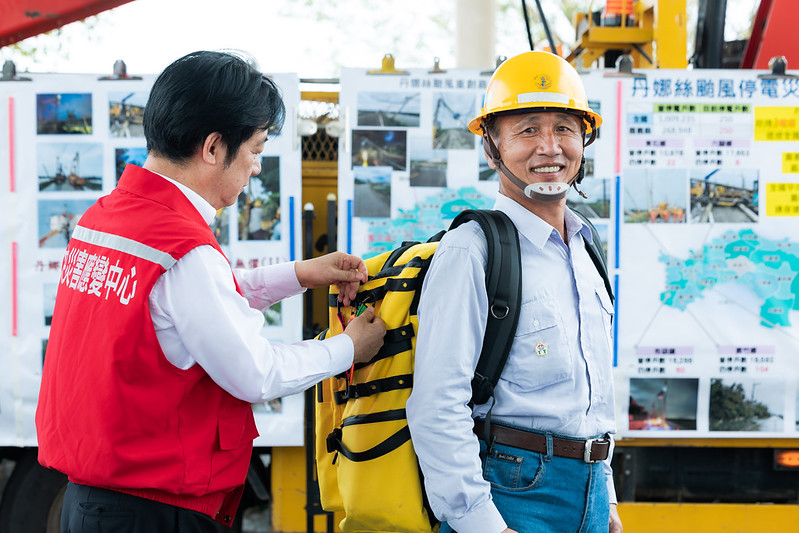 賴總統慰勉搶修丹娜絲颱風災損復電台電員工 感謝全力守護民眾用電需求