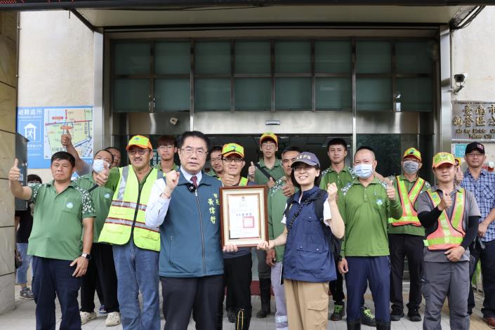 高雄馳援隊圓滿完成支援救災任務 黃偉哲頒感謝狀承諾彼此互助守護家園