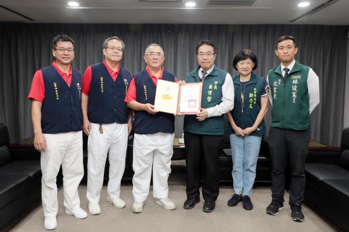 玉聖宮燭善善心會捐百萬善款助台南災後重建 黃偉哲受贈並感謝善行義舉