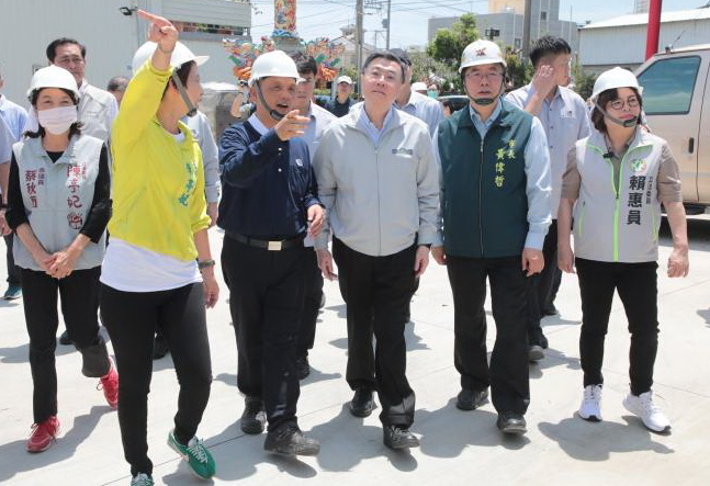 黃偉哲陪同卓揆訪視七股、將軍區 了解通訊設施恢復與受損民宅修繕狀況