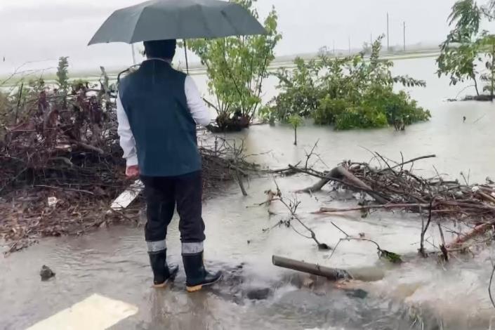 豪雨造成後壁積淹水  黃偉哲第一時間趕赴現場關心居民撤離與安置情形