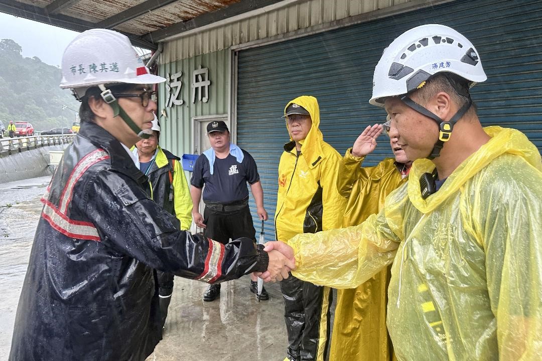 陳其邁與交通部長陳世凱一同視察台20線 中央與地方合作盡速搶通道路