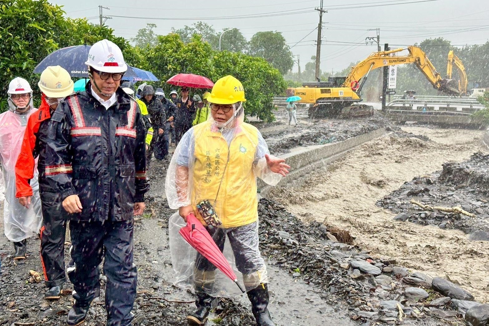 陳其邁六龜視察野溪清疏及道路受阻情形 呼籲民眾切勿前往山區溪邊活動