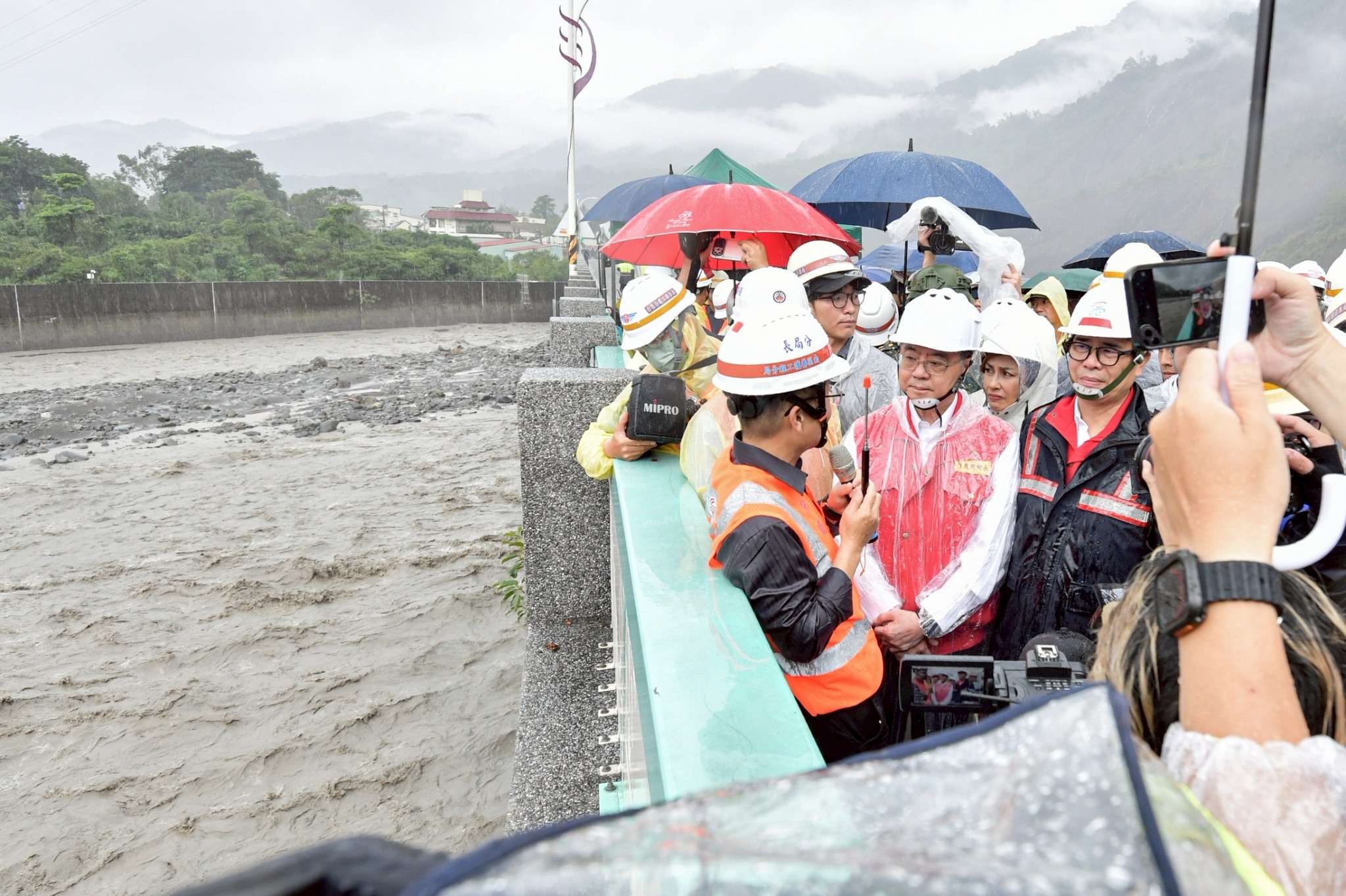 卓揆赴高雄勘災：儘速搶通台20線及台29線受損路段、全力搜救墜車民眾