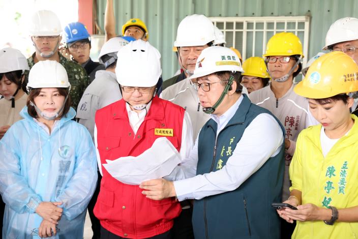 陪卓揆視察柳營修繕民宅進度 黃偉哲：盤點閒置校舍作災民緊急收容處所