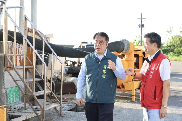 楊柳颱風逼近 黃偉哲前往七股西寮社區視察防災整備情況 確保居民安全