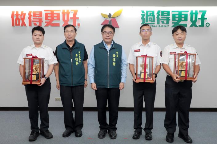 台南救護員獲全國「十大傑出救護技術員」冠軍 黃偉哲頒金箔救災菁英獎座