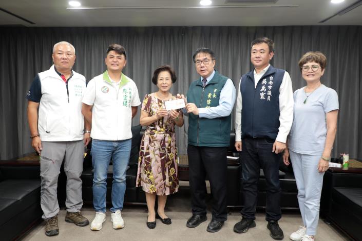 新北市樹林濟安宮捐200萬協助台南風災重建 黃偉哲代表受贈並頒感謝狀