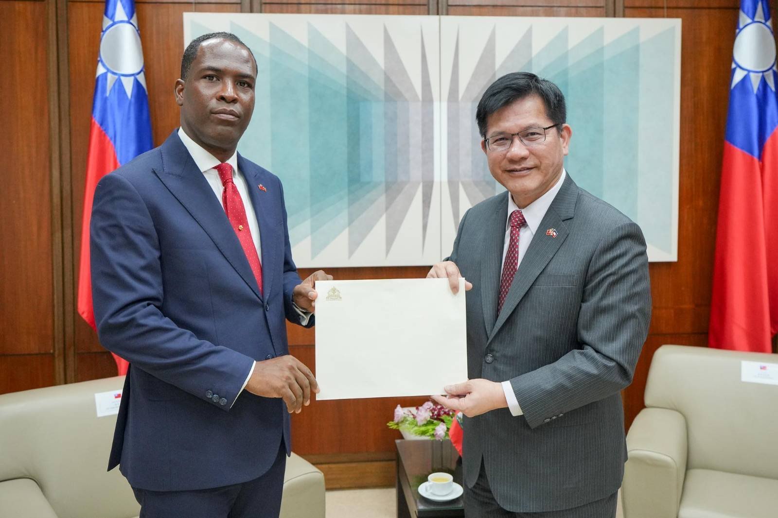 林佳龍接受我國在拉美及加海地區三友邦新任駐台大使 呈遞到任國書副本