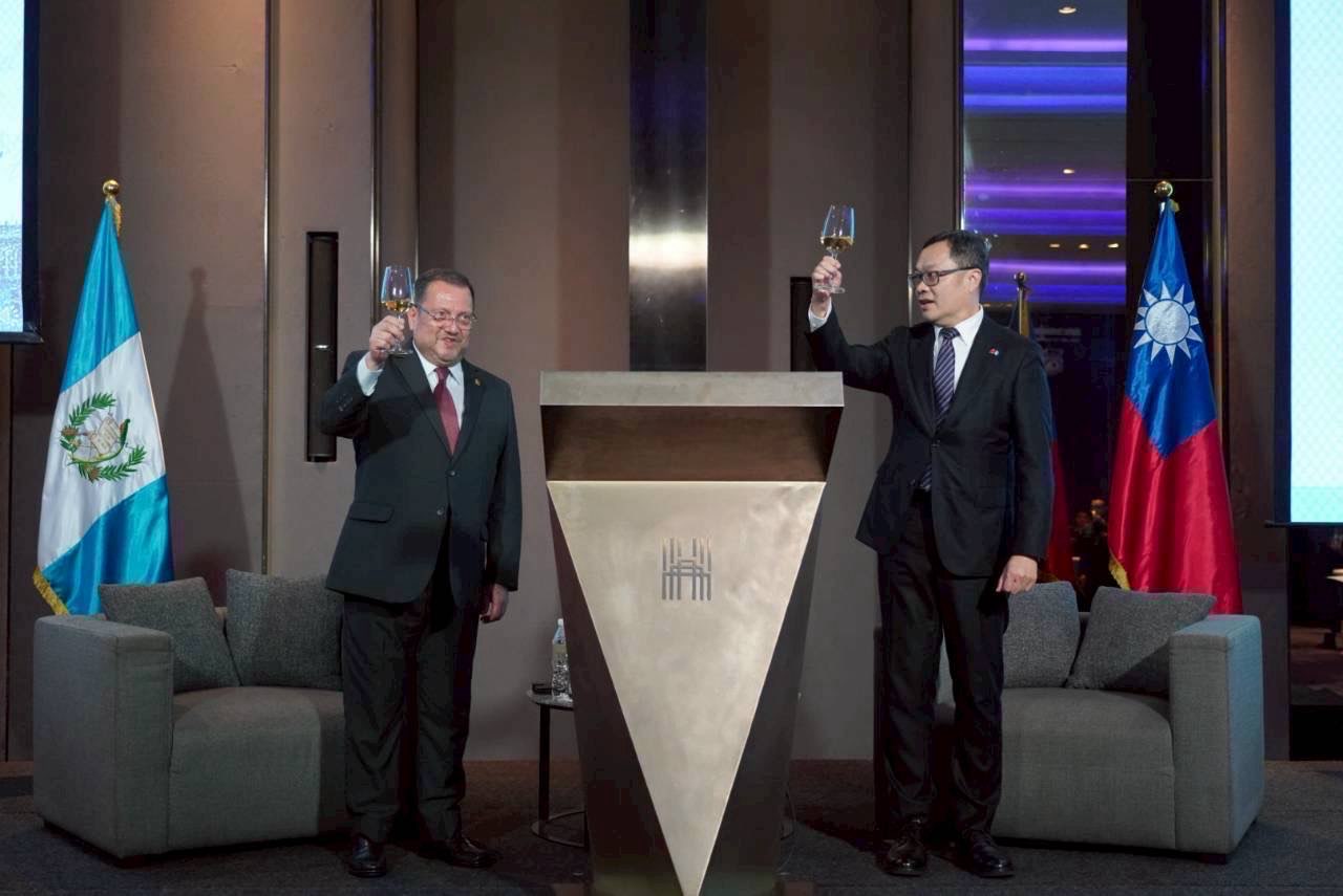 陳明祺受邀出席瓜地馬拉獨立204週年慶祝酒會 代表我政府表達誠摯祝賀