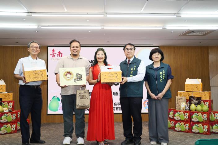 青果西施、馬可先生捐千份中秋禮盒挺柚農助弱勢 黃偉哲受贈並頒感謝狀