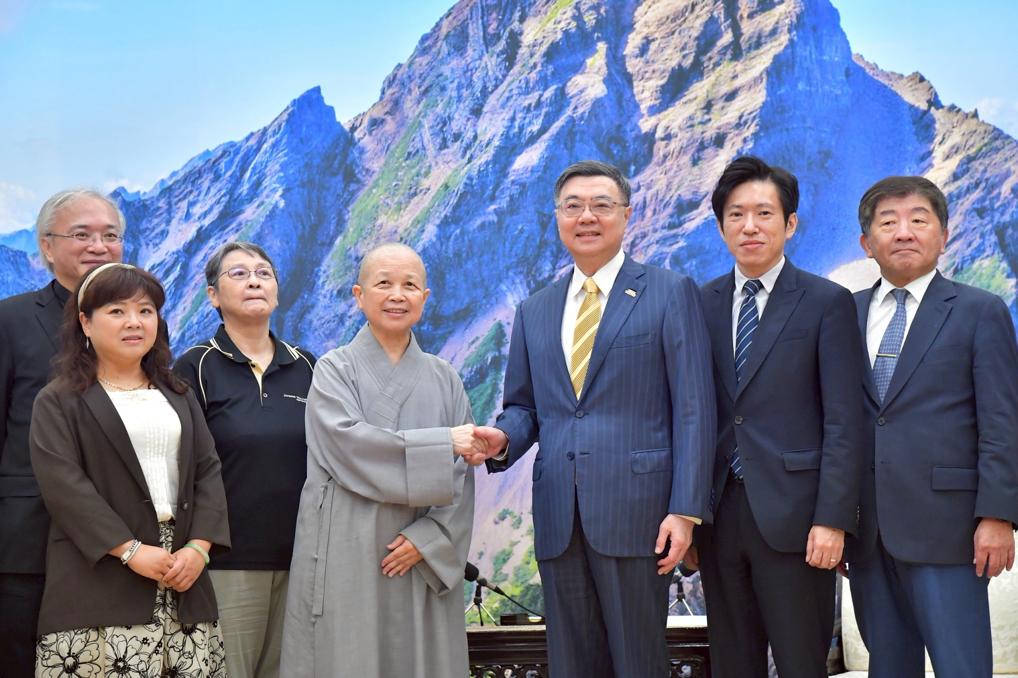 接見「搶救國庫聯盟」召集人釋昭慧 卓揆：研議增設普發現金不領取選項