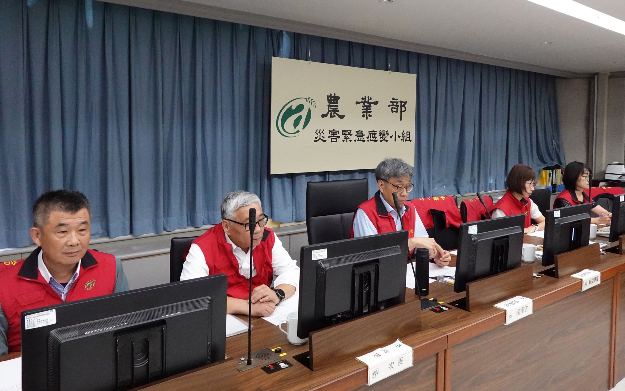 陳駿季坐鎮樺加沙颱風應變會議 要求各單位高度警戒並確保農產品穩定供應