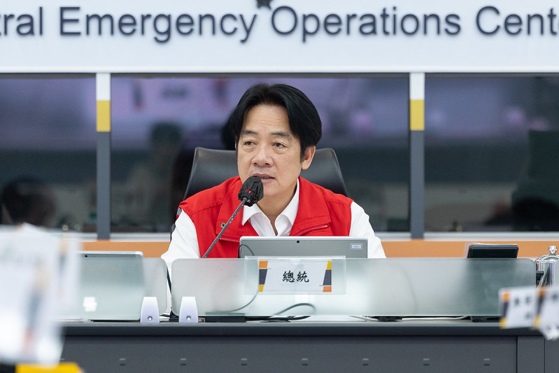 賴總統視察中央應變中心 指示各單位隨時掌握災情 確保通訊安全與運行
