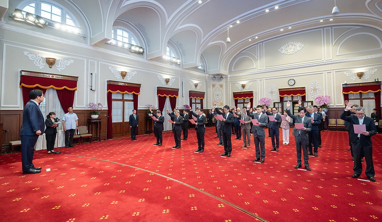 賴總統主持新政務人員以及駐外大使宣誓典禮 國發會主委葉俊顯帶領宣誓
