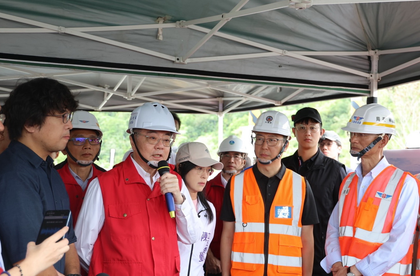 視察馬太鞍溪橋搶災情形 卓揆要求公路局做好安全維護、推動橋梁修復工程