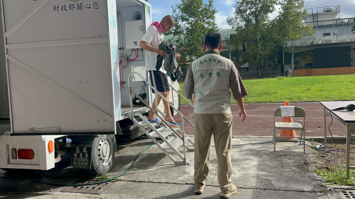台南送暖到花蓮！ 行動沐浴車與民生物資抵達光復災區 陪伴災民渡難關