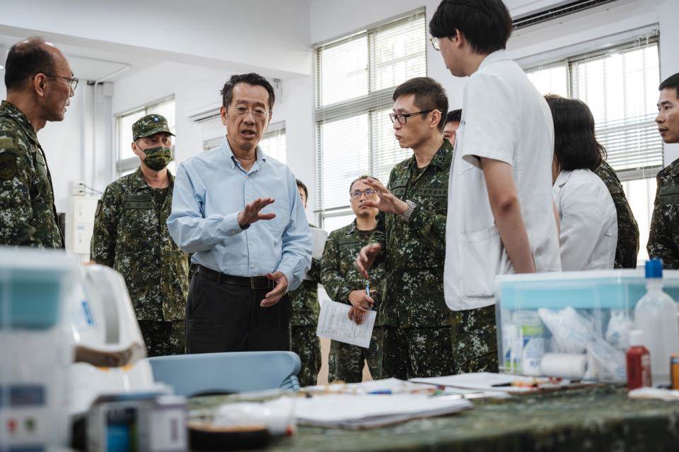 顧立雄赴花蓮了解國軍協助救災進度 並慰問救災部隊、探視家中受災官兵