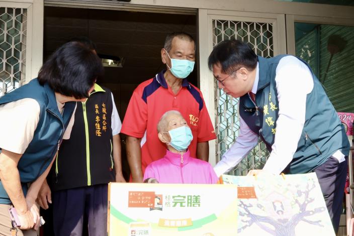 中秋前夕送溫情！ 黃偉哲探訪七股弱勢受災戶 贈送秋節禮盒及家電用品